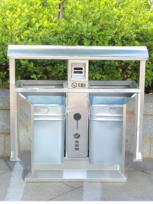 Taille viable argentée de 1m réutilisant des poubelles de déchets
