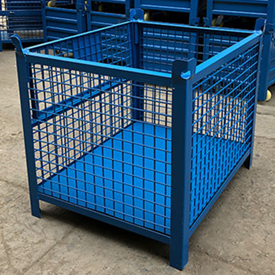 Cage industrielle de palette en métal dans l'entrepôt